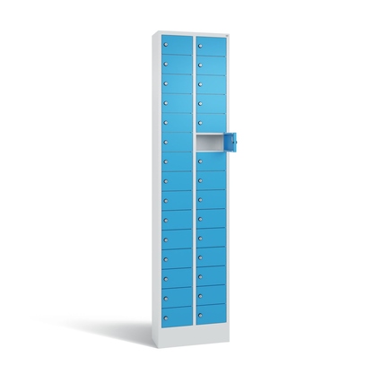 Lichtgrauer Schließfachschrank mit 30 blauen Fächern und einer geöffneten Tür.