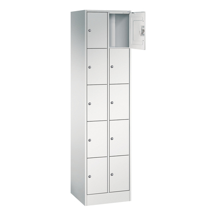 Schließfachschrank mit zwei Abteilen und doppelwandigen Flügeltüren in weißer Farbe.
