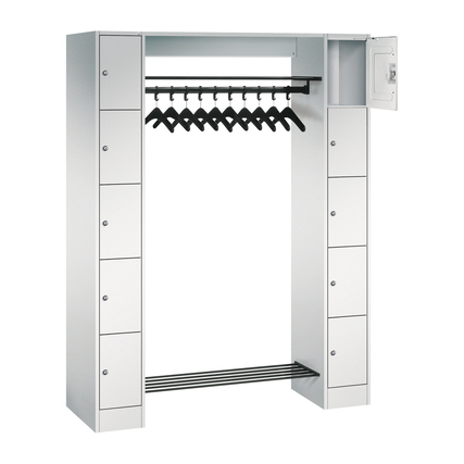 Offene Garderobe mit zehn Fächern, Kleiderstange und einer zugänglichen Seitentür.