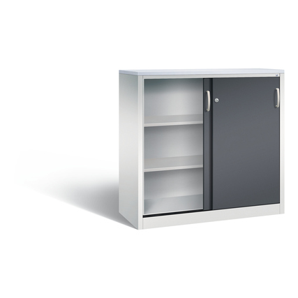 Schiebetürenschrank in lichtgrau mit einem schwarzen Türflügel und offenen Regalfächern.