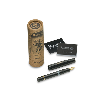 Schwarzer Kolbenfüllfederhalter mit Kartonverpackung und zwei Informationskarten.