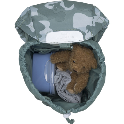 Innenansicht des Beckmann Kindergartenrucksacks mit einem Bären, einer Brotdose und Kleidung.