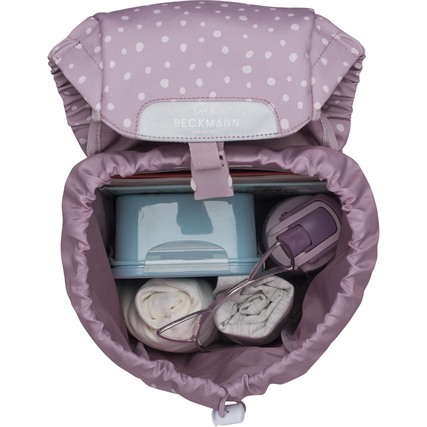 Rucksack von oben mit geöffneter Klappe, gefüllt mit einem Behälter, Handtuch und Brille.