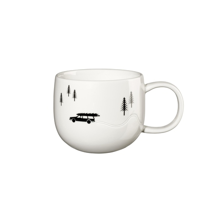 weiße Tasse mit schwarz-weißem Baum- und Auto-Motiv für die Weihnachtszeit