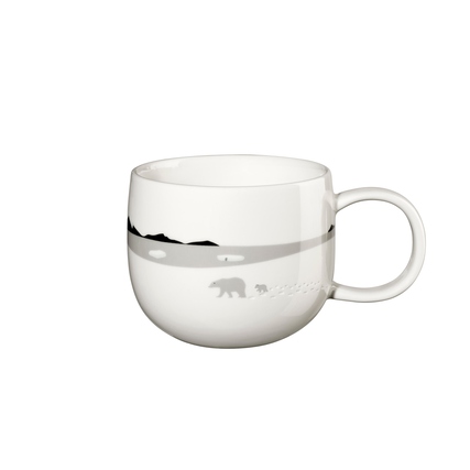 Weiße Tasse mit schwarz-silhouettiertem Bären und Landschaftsmotiv auf der Außenseite.