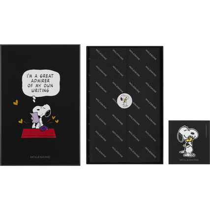 Schwarzes Moleskine Notizbuch mit Snoopy-Illustration und Zitat zur Freude am Schreiben.