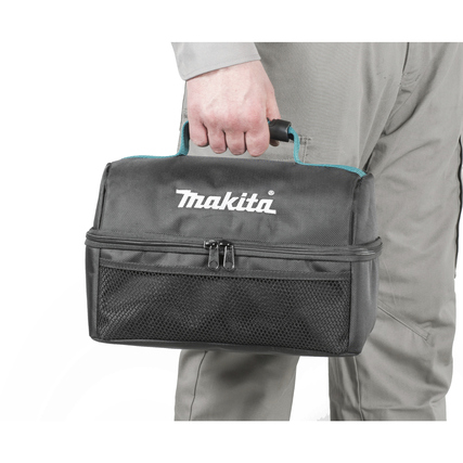 Schwarze Isoliertasche mit grünem Reißverschluss und Tragegriff, gehalten von einer Person.