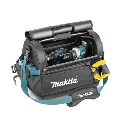 Schwarze Werkzeugtasche mit geöffnetem Deckel, gefüllt mit Elektrowerkzeugen und Zubehör.