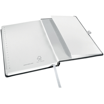 Geöffnetes schwarzes Notizbuch mit kariertem Papier und perforierten Seiten zum Herausreißen.