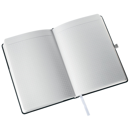 Offenes kariertes Notizbuch mit glatten Seiten und einem Lesezeichen in schwarzem Einband.