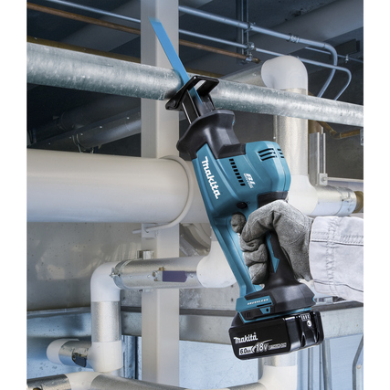 Akku-Reciprosäge mit ergonomischem Griff, gezeigt beim Schneiden von Rohren in einem Innenraum.