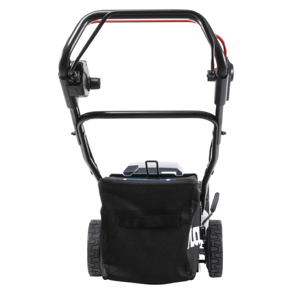 Rasenmäher mit schwarzem Stahldeck und Führungsholm, Ansicht von hinten.