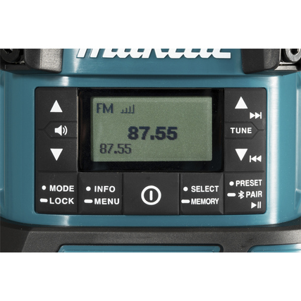 Detailansicht des Displays und der Bedienelemente eines Baustellenradios mit FM-Anzeige.