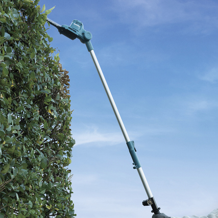 Akku-Heckenschneider mit verstellbarem Scherblatt über einer Hecke im Freien.