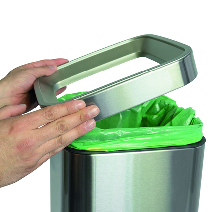 Quadratischer Abfalleimer aus Edelstahl mit grünem Müllbeutel und abnehmbaren Deckel.