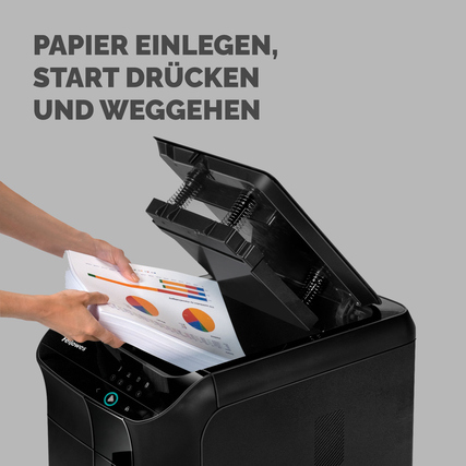 Aktenvernichter mit geöffneter Klappe, in dem Papier zum Vernichten eingelegt wird.