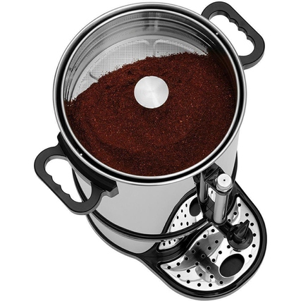 Kaffeebereiter mit Edelstahlfilter, gefüllt mit Kaffeepulver, aus oberer Perspektive.