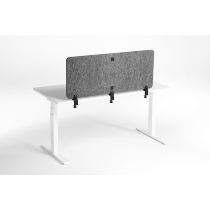 Graue Tischtrennwand an einem höhenverstellbaren Schreibtisch montiert.