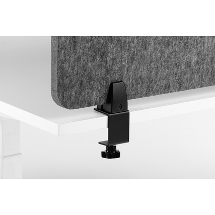 Tischtrennwand in grauem Filz, am Tisch mit einer schwarzen Klemme befestigt.