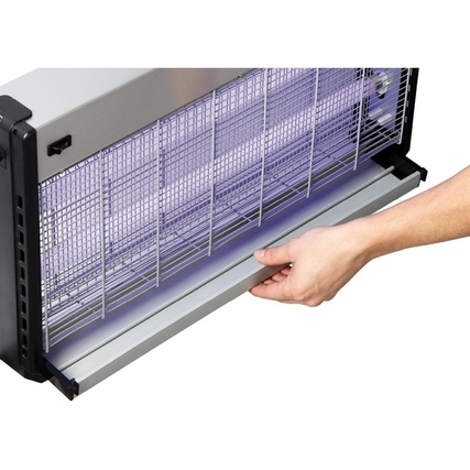 Hand, die eine herausnehmbare Schublade eines elektrischen Insektenvernichters hält.