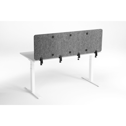 Tischtrennwand in Graufilz befestigt an einem höhenverstellbaren Schreibtisch.