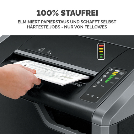Aktenvernichter in Anwendung, der ein Blatt Papier zerkleinert, mit Bedienelementen sichtbar.
