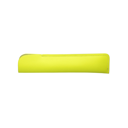 Neon-gelbes Lederetui für einen Kugelschreiber, aus upgecycelten Materialien gefertigt.
