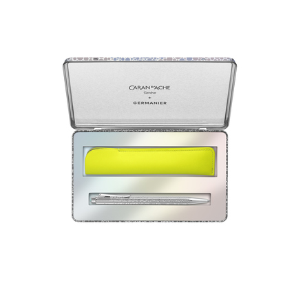 Kugelschreiber in einer silbernen Box mit neon-gelbem Lederetui und holografischer Oberfläche.