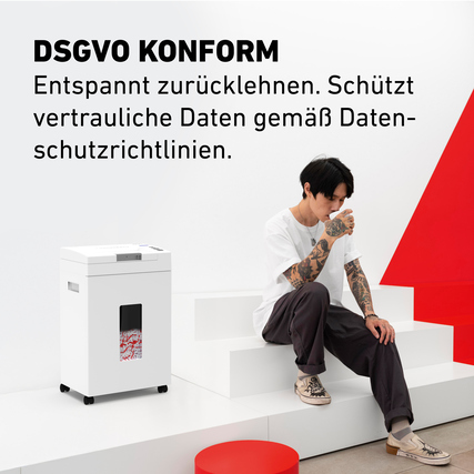 Aktenvernichter auf einer Sitzfläche, dabei ein Hinweis auf DSGVO-Konformität.