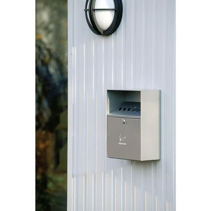 Wandascher aus Edelstahl an einer Wand montiert mit Frontklappe zur Entleerung.