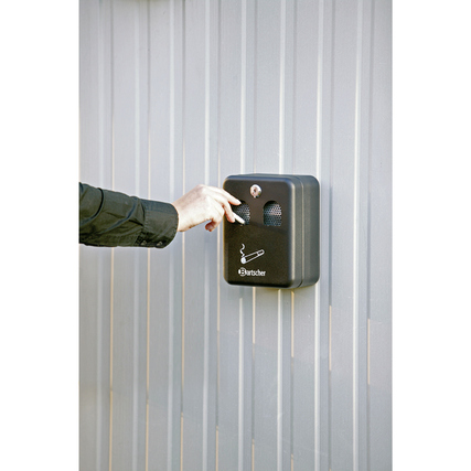 Wandascher mit geöffneter Frontklappe zur Entleerung, montiert an einer Wand.