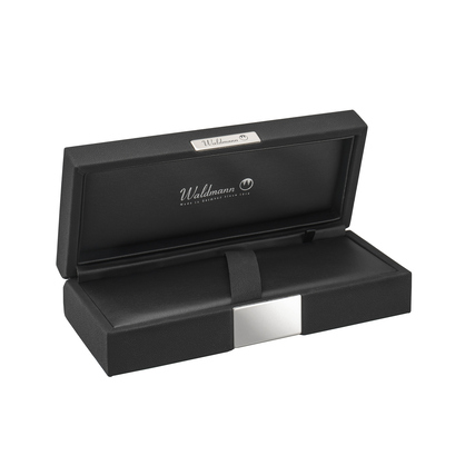 Schwarze offene Geschenkbox mit silberner Plakette für einen Tintenroller im Inneren.