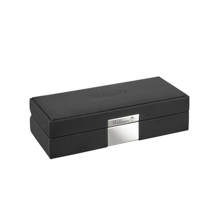 Schwarze Geschenkbox mit silberner Verschlussklemme für einen Füllfederhalter.
