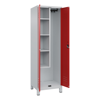 Putzmittelschrank mit einer roten Tür und mehreren Fächern, geöffnet und auf einem Standfuß.