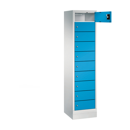 Heller Schließfachschrank mit zehn lichtblauen Fächern und einer geöffneten Tür rechts.