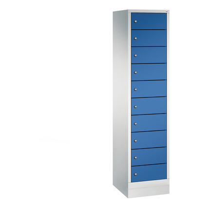 Schließfachschrank mit 10 blauen Fächern und einem stabilen Stahlkorpus, auf einem Sockel stehend.