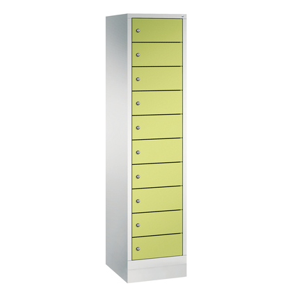 Schließfachschrank mit 10 clowngrünen Fächern und grauem Stahlkorpus auf einem 100 mm Sockel.