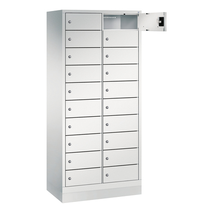 Heller Schließfachschrank mit 20 Fächern und einer offenen Tür, gefertigt aus stabilem Stahl.