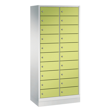 Hochformatiger Schließfachschrank mit 20 clowngrünen Fächern und einem weißen Stahlkorpus.