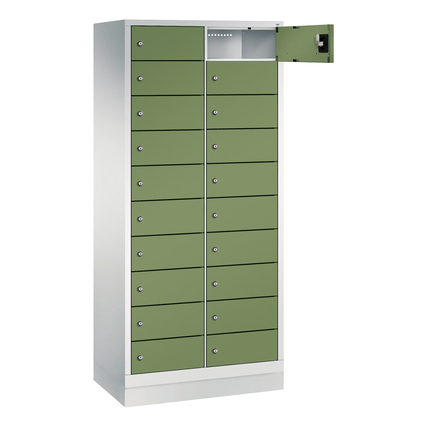 Hochformatiger Schließfachschrank mit 20 Fächern und einer geöffneten Tür in resedagrün.