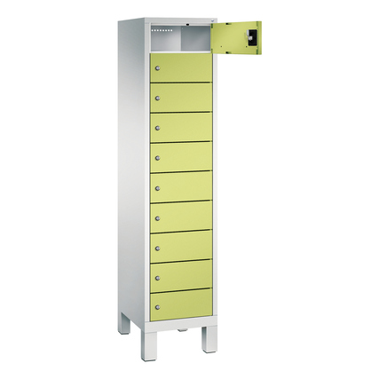 Schließfachschrank mit zehn Fächern, clowngrünen Türen und offenem Fach für Elektrifizierung.