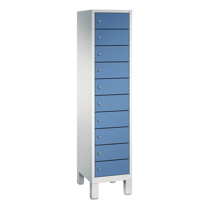 Schließfachschrank mit zehn Fächern und Standfuß in fernblau und weißer Stahlkonstruktion.