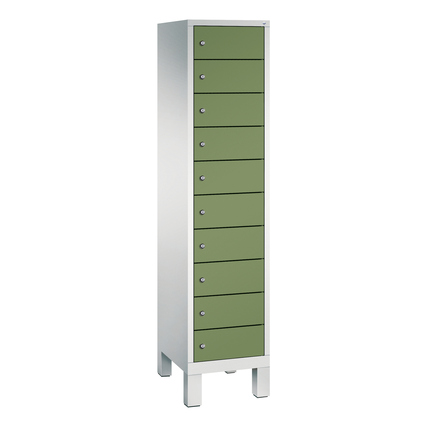 Schließfachschrank mit 10 Fächern in resedagrün und Stahlkorpus, auf Kunststofffüßen 150 mm hoch.