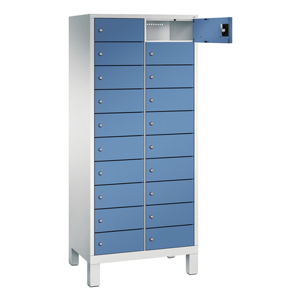 Schließfachschrank mit 20 Fächern, davon eines geöffnet, in fernblau mit Standfuß.