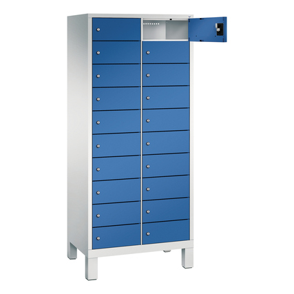 Schließfachschrank mit zwei Reihen à zehn Fächern, öffnender Tür und enzianblauen Türen.