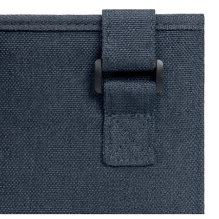 Detaillierte Ansicht einer grauen Aufbewahrungstasche mit Verschlussriemen.