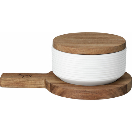 Weißes Porzellangefäß mit Deckel aus Akazienholz und einer runden Holzplatte als Unterlage.