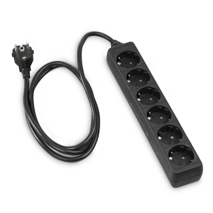 Steckdosenleiste mit sechs Steckdosen und einem Stromkabel.