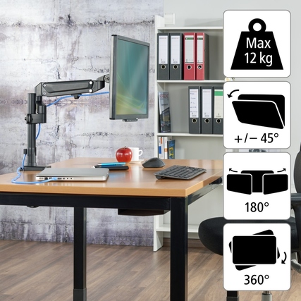 Monitorschwenkarm an einem Schreibtisch mit dekorativen Objekten und Büroregalen im Hintergrund.