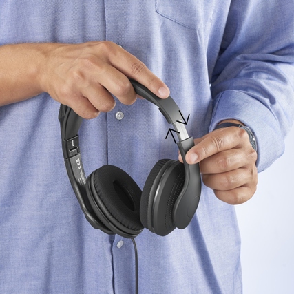 Eine Person hält ein Hama Over-Ear-Headset mit einem einseitigen Kabel in der Hand.